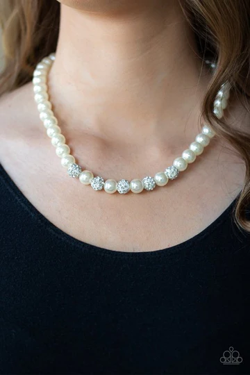 Glittery Pearls Necklace